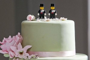 gay-wedding-cake-lego-men